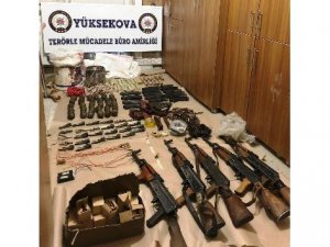 Yüksekova'da çok sayıda silah ve patlayıcı madde ele geçirildi