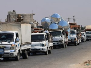 İdlib'de hava saldırıları nedeniyle göç başladı