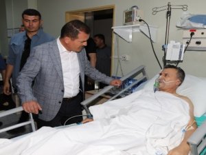Vali Akbıyık, hastanede tedavi gören polisleri ziyaret etti