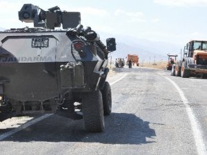 Yüksekova'da sivil aracın geçişi sırasında patlama: 2 yaralı