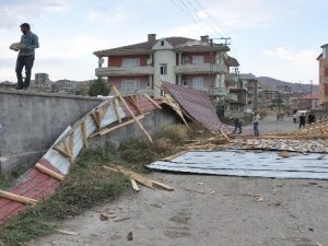 Yüksekova'da fırtına çatıları uçurdu