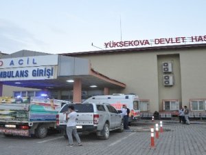 Dağdan kopan kayalar 2 kişiyi yaraladı