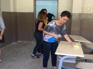 Kalem tutan eller, bu defa temizlik yaptı