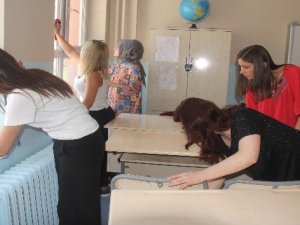 Fedakar müdür ve öğretmenler okulu sabunlu suyla yıkadı