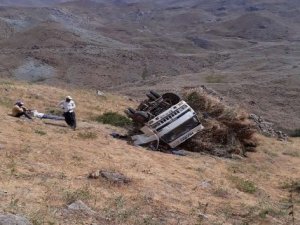 Hakkari'de ot yüklü kamyonet devrildi: 1 yaralı