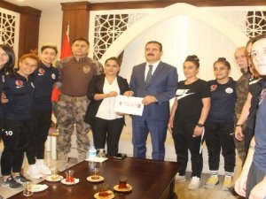 Polisten Hakkari kadın takımına nakdi destek