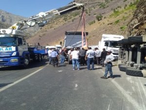 Virajı alamayan tır devrildi: 2 yaralı