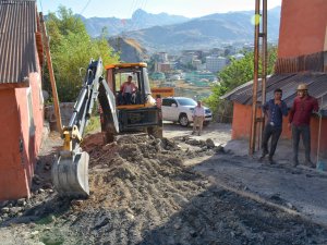 -HAKKARİ BELEDİYESİ ASFALTMA ÇALIŞMALARINI SÜRDÜRÜYOR