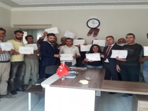 Engelli kursiyerlerin belge sevinci