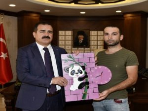 Süs eşyası tasarımcısından Vali Akbıyık'a ziyaret