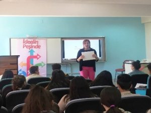 Anadolu Vakfı yetkilileri Hakkari'de öğretmen ve öğrencilerle buluştu