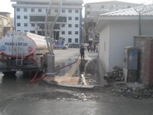 Hakkari Belediyesinden caddeler yıkama çalışması