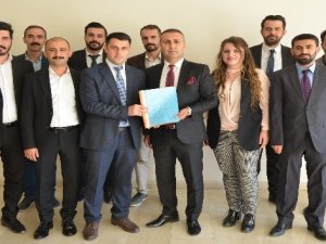 Baro Başkanı Canan mazbatasını aldı