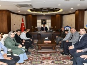 Kocaeli'nden dönen öğrencilerden Vali Akbıyık'a ziyaret