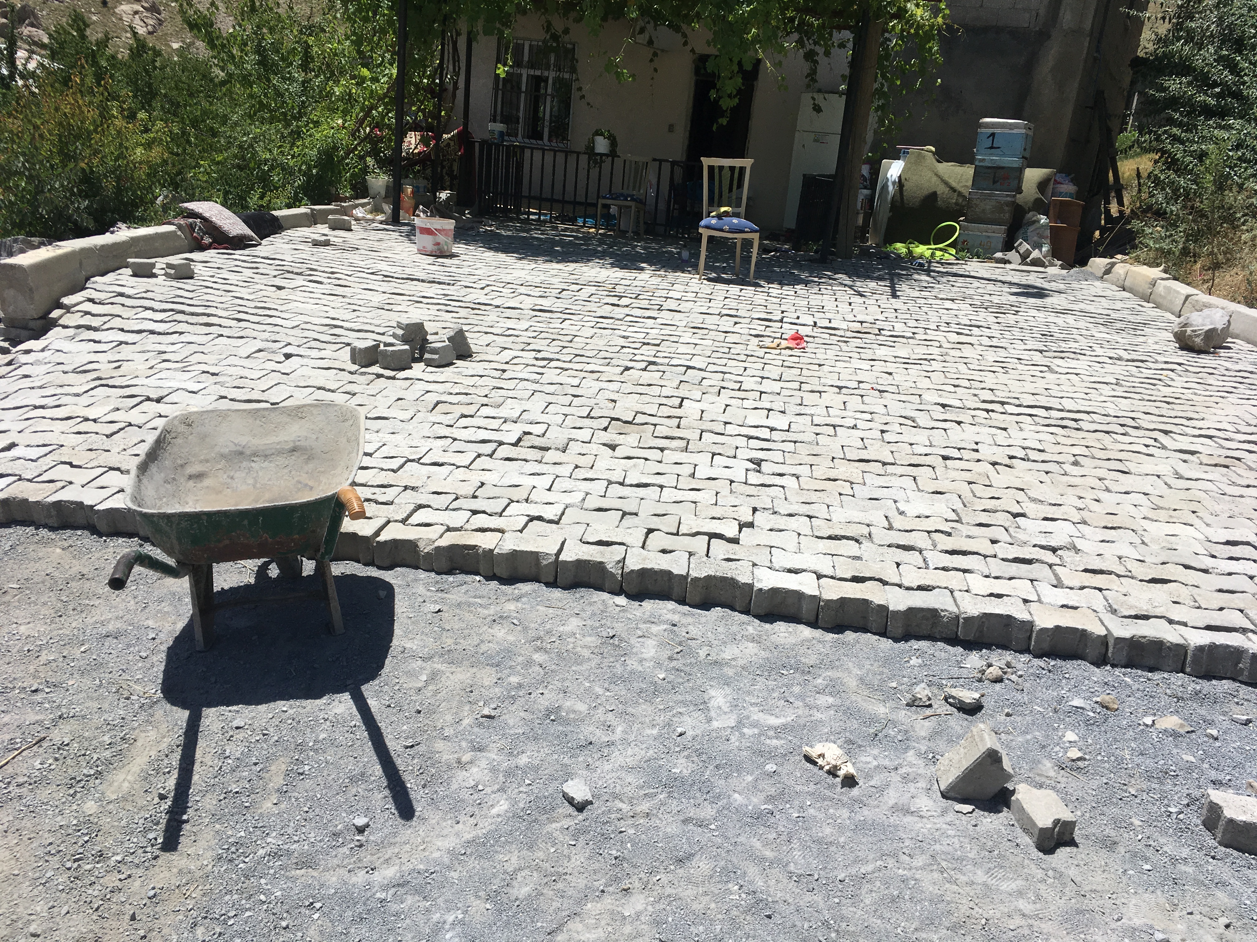 Belediyenin Söktüğü Kilit Taşlarını Vatandaş Kapıştı