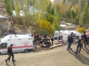 Yüksekova'da inşaat çöktü: 5 yaralı