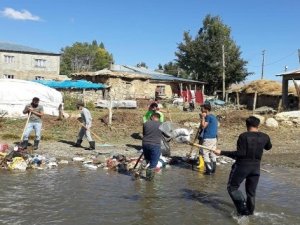 El ele veren gençler, köylerindeki çöpleri temizledi