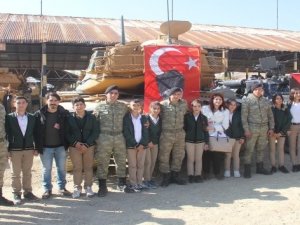 Mehmetçik, İran sınırındaki öğrencileri misafir etti