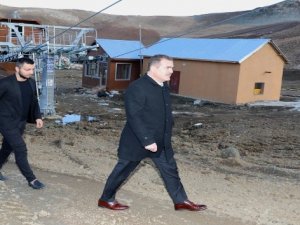 Vali Akbıyık, kayak merkezinde incelemelerde bulundu