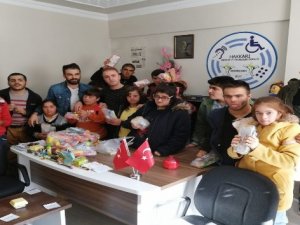 Hakkari'de özel gereksinimli çocuklara kırtasiye yardımı