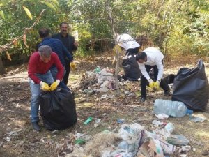Duyarsız vatandaşların attığı 1 ton çöp toplatıldı