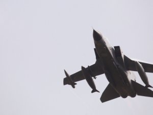 İsrail savaş uçakları Gazze'de evi hedef aldı