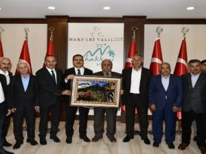 Vali Akbıyık, Şemdinli'deki muhtarlarla bir araya geldi