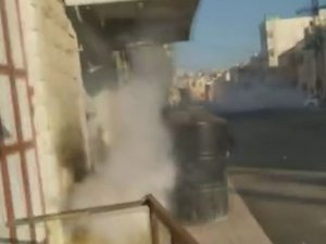 İsrail askerleri öğrencilere gaz bombası attı