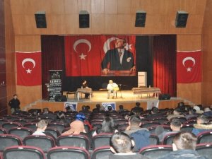 Yüksekova'daki engellilerden tiyatro gösterisi