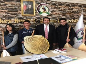 Başkan Çoğaç'tan öğrencilere saz ve erbane