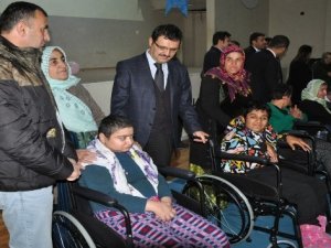 Yüksekova'da engellilere tekerlekli sandalye dağıtımı