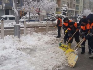 Hakkari'de karla mücadele çalışması