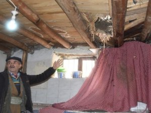 Hakkari'de toprak damlı evde göçük