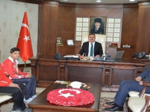 Vali Akbıyık, Balkan şampiyonunu altınla ödüllendirdi