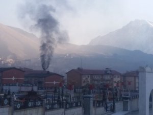 Hakkari halkı, havanın temizlenmesi için kar yağışını bekliyor