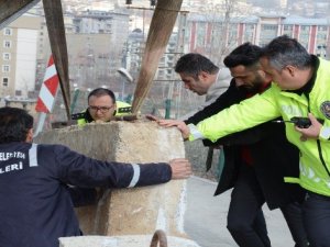 Merzan Mahallesi yoluna beton bariyer bırakıldı