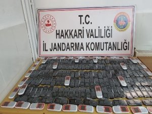 Derecik'te çok sayıda gümrük kaçağı cep telefonu ele geçirildi