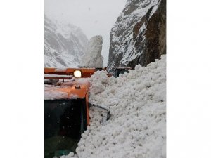 Kar temizleme çalışması yapan iş makinesinin üzerine çığ düştü