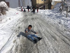 Kar Yağışı Çocuklar İçin Eğlence Oldu
