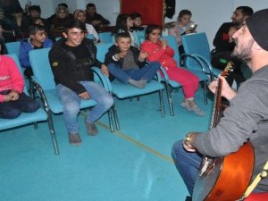 Yüksekova'da engelli öğrencilere mini konser