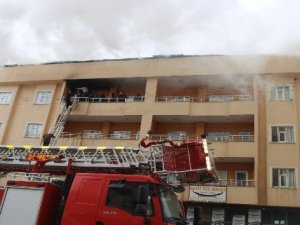 Çatı yangınına itfaiye ve TOMA'dan müdahale