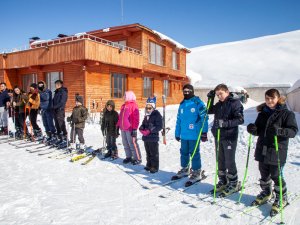 Hakkâri Üniversitesi Akademik ve İdari Personelleri ile Çocuklarına Kayak Eğitimi Verildi