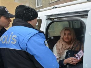 Hakkari polisi canı pahasına kadınları bilgilendiriyor
