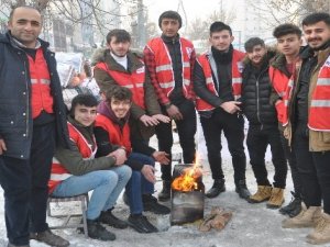 Soğuk havada depremzedeler için yardım topluyorlar