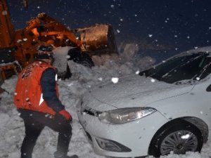 Hakkari'de çığ nedeniyle mahsur kalan 11 kişi kurtarıldı