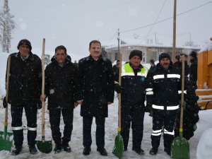 Vali Akbıyık karla mücadele çalışmalarını denetledi