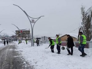 Çukurca Belediyesinden Kar Temizleme Çalışması