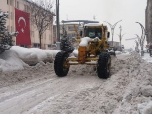 Belediye ekiplerinin zorlu mesaisi