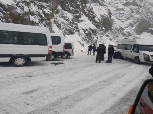 Hakkari-Van kara yolunda ulaşım güçlükle sağlanıyor