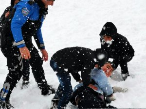 Hakkari Polisi öğrencilerle Kar Topu Oynadı